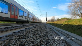 实拍视频低位镜头拍摄相反方向列车在轨道高速行驶4K分辨率