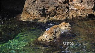 实拍视频清澈见底海水层层波浪拍打礁石溅起水花4K分辨率