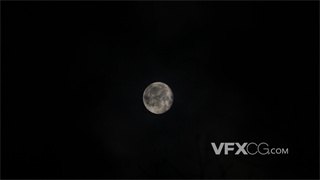 实拍视频高挂天上圆月随着微风吹动时而被乌云掩埋4K分辨率