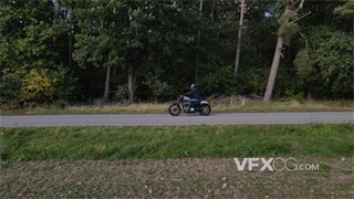 实拍视频黑色夹克戴头盔男子骑着哈雷在马路上飞驰4K分辨率