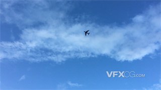 实拍视频仰视角度拍摄飞机从蓝天白云空中飞过