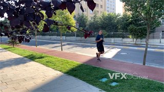 实拍视频阳光明媚早晨男子在公园跑步锻炼身体