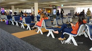 实拍视频在泰国曼谷机场等候室等待自己航班消息通知