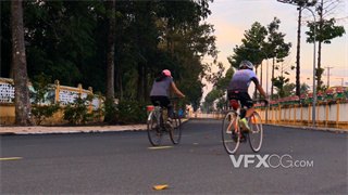 实拍视频早上天色渐亮在道路上骑自行车锻炼身体
