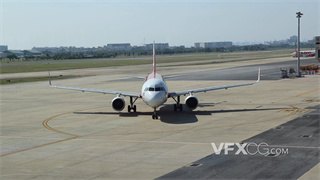 实拍视频泰国曼谷机场飞机在跑道进行机头转弯直行滑行操作