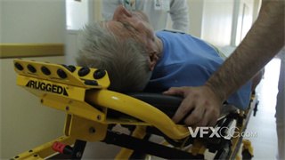 实拍视频医护人员快速运送躺在急救担架白发老人