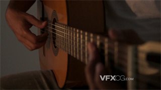 实拍视频吉他手手指熟悉灵活切换和弦奏出悦耳音乐