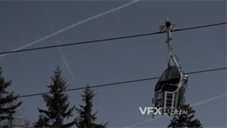 实拍视频滑雪场上方空中电缆车双方向滑过索道