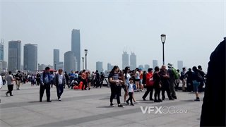 实拍视频旅游旺季游客本地居民纷纷涌入上海外滩欣赏风景