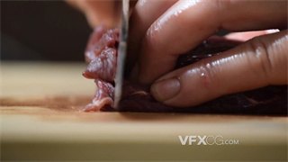 实拍视频用锋利刀尖将牛肉切片后加入淀粉腌制