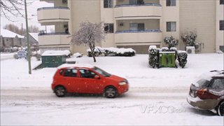 实拍视频冬季白雪皑皑车顶盖上一层积雪车辆缓慢行驶
