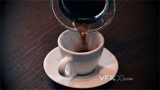 实拍视频往白色陶瓷玻璃咖啡杯中倒入研磨咖啡
