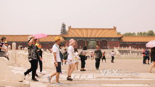 实拍视频天气炎热旅游旺季北京故宫游客大汗淋漓