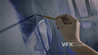 实拍视频作画者用画笔补充画中女孩头发颜色细节
