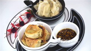 实拍视频中国特色早餐水饺韭菜盒子蘸取蒜蓉酱油