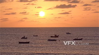 实拍视频美丽黄昏颜色倒映在海面船只在海中央停留