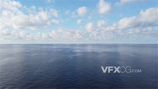 实拍视频云层漂浮一望无际海空相接蓝色平静海面4K分辨率