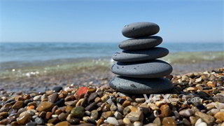 实拍视频海边岩石在各个位置自然地彼此平衡