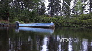 实拍视频平静湖面小船只绳索绑定木桩平稳停靠在岸边