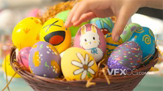 实拍视频复活节将画上可爱装饰图案鸡蛋放进篮子中