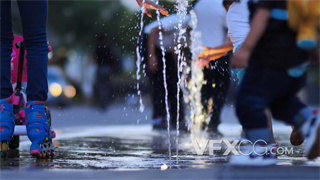 实拍视频一群小孩在小喷泉中互相泼洒水花嬉戏打闹