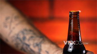实拍视频体格强壮纹身男子用开瓶器轻松撬开啤酒瓶盖
