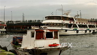 实拍视频白色渡船穿过运河海鸥在天上盘旋飞翔落在船只顶部休憩