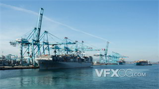 实拍视频世界贸易往来装载货物海上商务货轮
