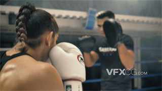 实拍视频教练对戴上拳击手套女子进行一对一搏击教学