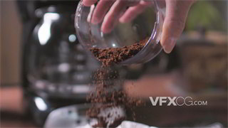 实拍视频咖啡粉被倒入咖啡机的过滤器中慢动作拍摄