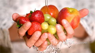 实拍视频冲洗手上不同种类新鲜水果近距离拍摄