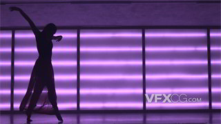 实拍视频在不同灯光变幻场景中练习舞蹈近距离拍摄