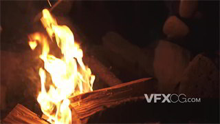 实拍视频抖动镜头拍摄黑暗中燃烧炙热篝火近景