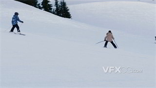 实拍视频游客按照动作规范小心谨慎滑下雪坡