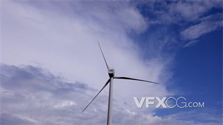 实拍视频白云随风飘动变化无穷背景下一个关闭的风力发电机近景