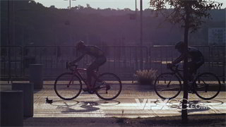 实拍视频慢镜头拍摄运动员在专用骑行道上进行专业骑行自行车比赛