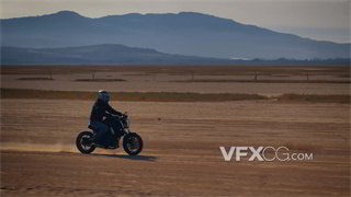 实拍视频远景拍摄在广阔深远山川骑行摩托