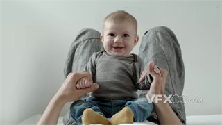 实拍视频运用特写镜头拍摄婴儿面部表情动作
