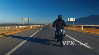 实拍视频跟车抖动镜头拍摄驾驶摩托在公路驰骋
