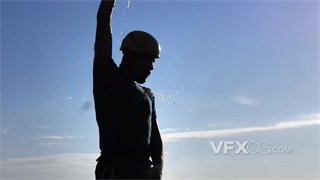 实拍视频逆光中景慢镜头拍摄工人用水降低体温