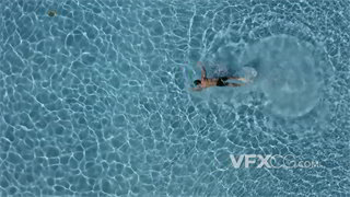 实拍视频高机位俯视角度跟镜头拍摄运动员进行自由泳