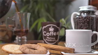 实拍视频以咖啡杯为前景拍摄添加咖啡过程