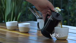 实拍视频为客人杯中添加咖啡手部动作近距离拍摄