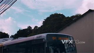 实拍视频仰拍角度拍摄公交车在街上行驶