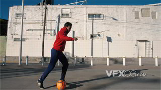 实拍视频跟镜头近距离记录练习足球步法