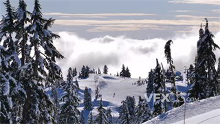 实拍视频高机位无人机俯拍滑雪场上空厚重云层