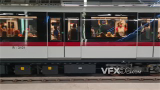 实拍视频电影转场镜头拍摄满载车厢快速驶出地铁站