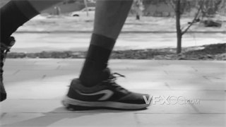 实拍视频黑白画面色彩脚部动作特写运动鞋广告拍摄