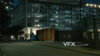 实拍视频远景移动拍摄夜晚停车场大楼建筑状况