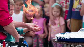 实拍视频炫酷火焰街头魔术师与儿童互动慢镜头